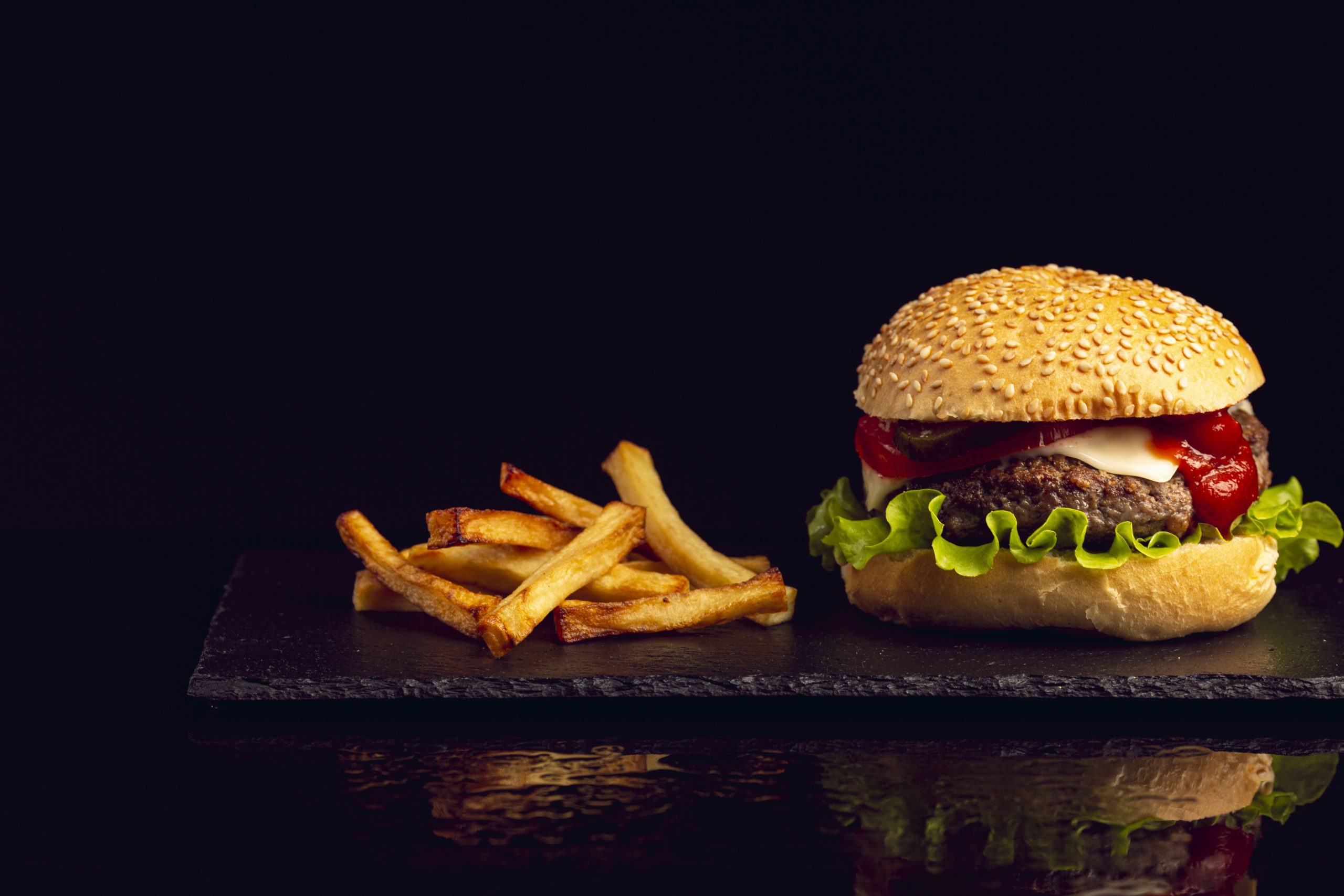 Burger mit Salat, Käse und knusprigen Pommes