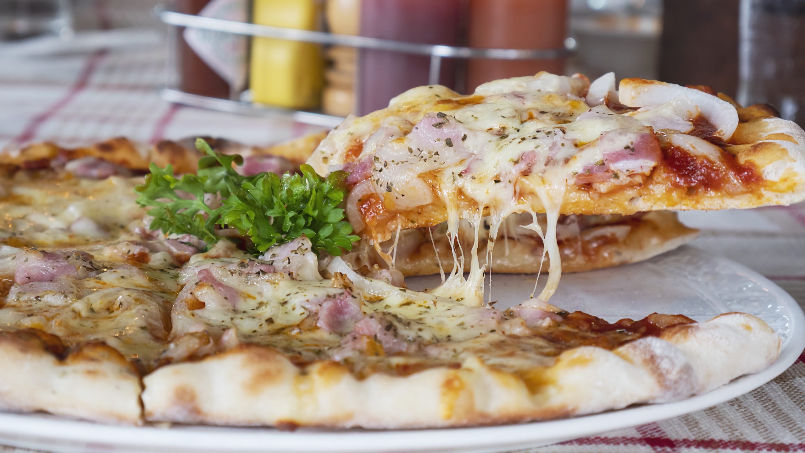 Pizza mit Tomaten und Kräutern